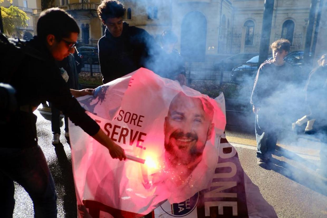 Gli studenti in corteo bruciano i manifesti dell'assessore