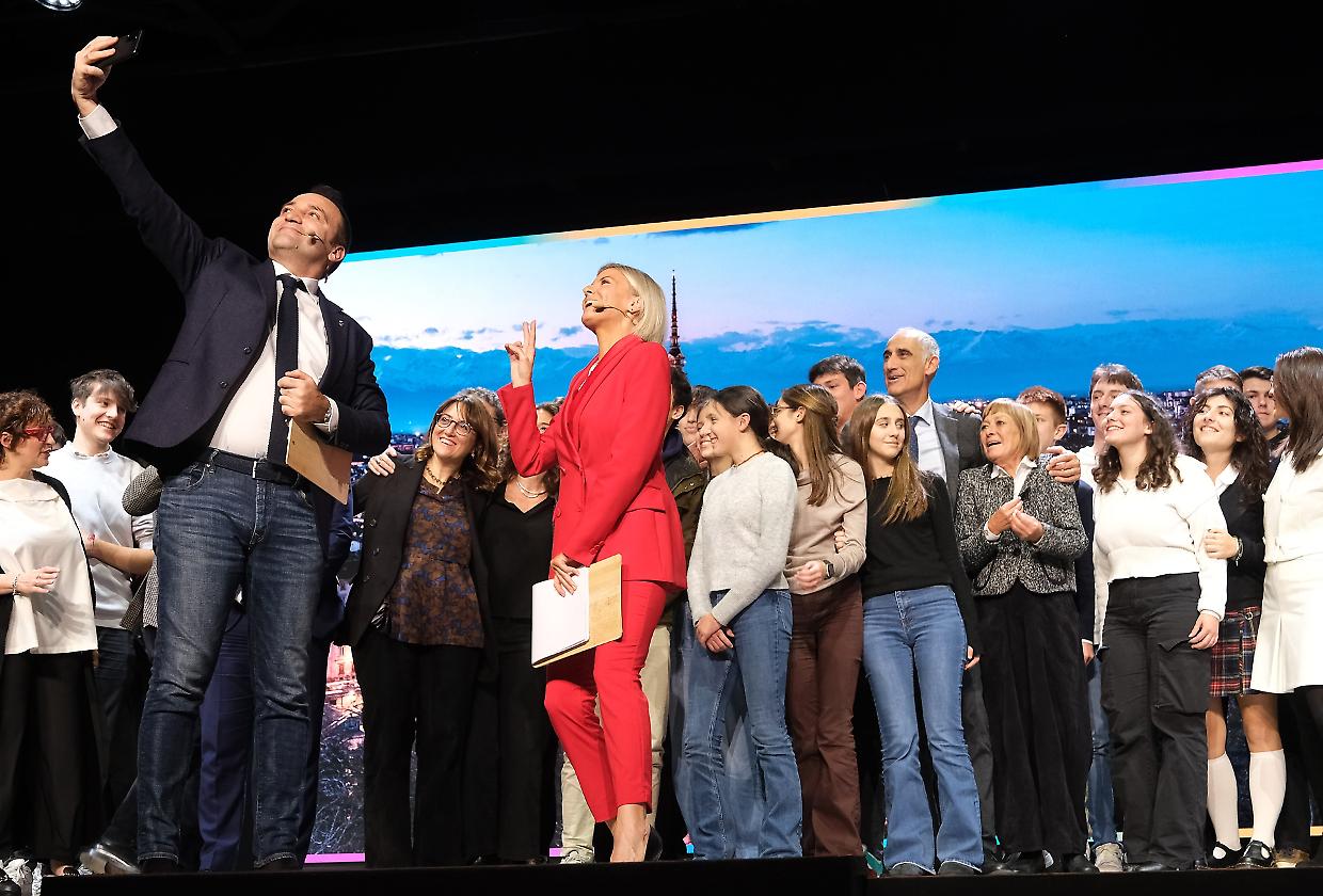 Il selfie del sindaco Lo Russo con i ragazzi sul palco delle Ogr