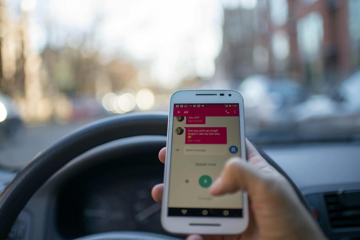 Cellulare al volante, niente freccia all'incrocio e cinture di sicurezza: ecco le principali infrazioni alla guida