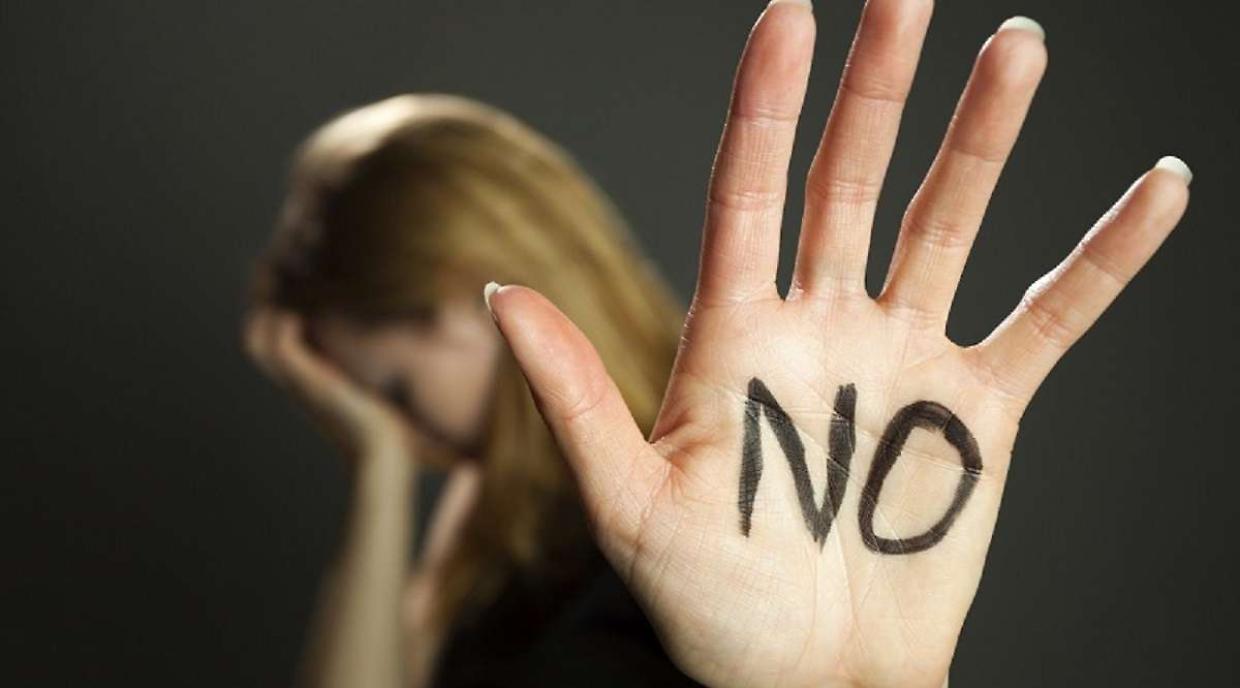 Violenza: c'è un segnale segreto che può salvarti la vita. Ecco qual è