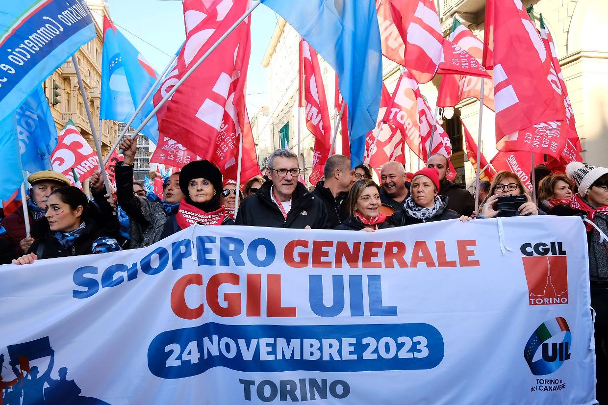 Torino in piazza contro la manovra e il governo Meloni