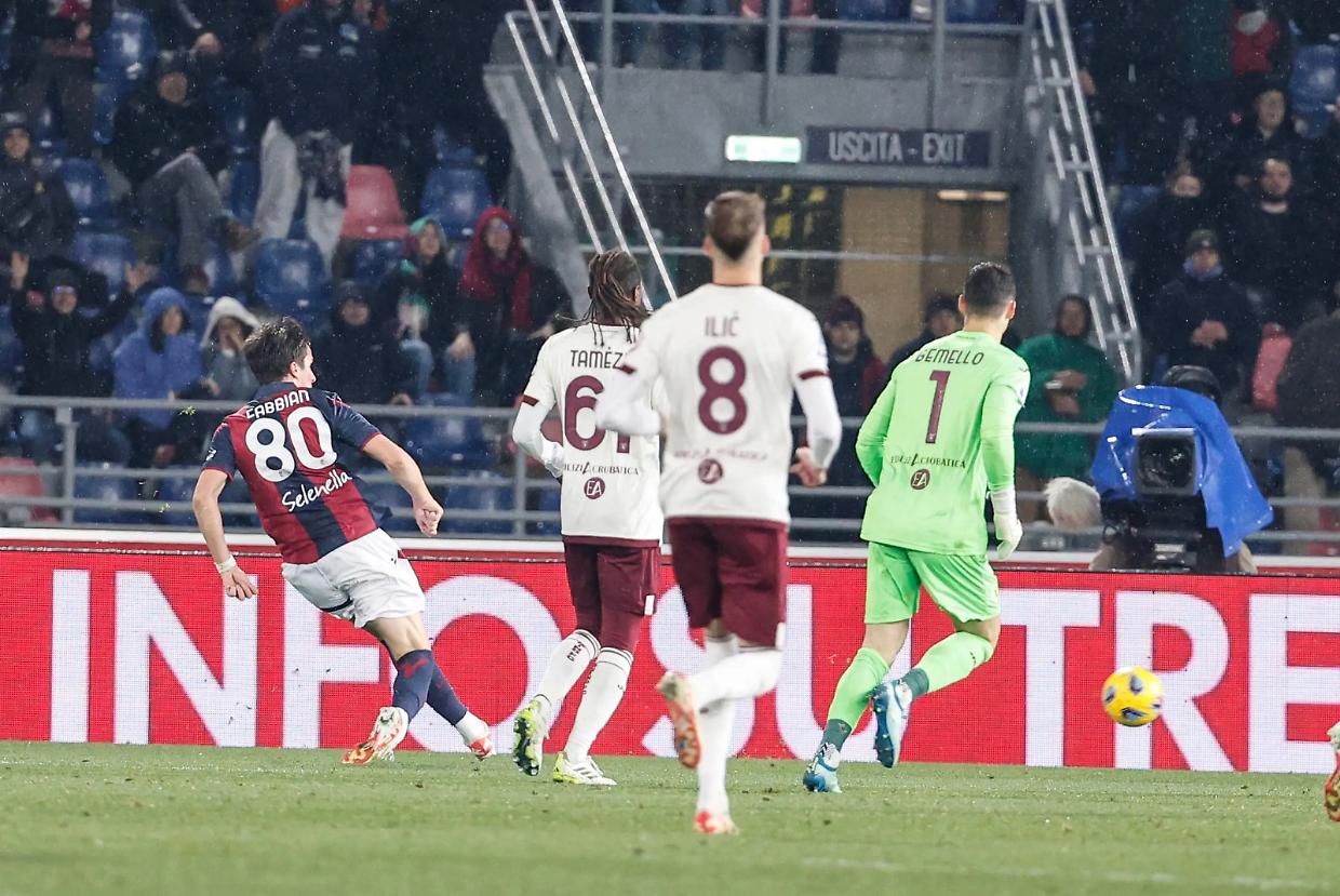 Il gol del vantaggio del Bologna di Fabbian