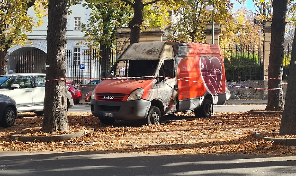 Un camion bruciato in corso Valdocco