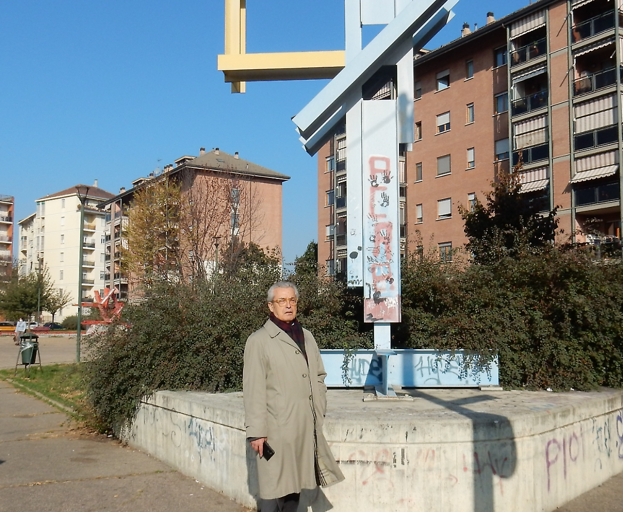 L'artista torinese Massimo Ghiotti insieme a una delle sue opere