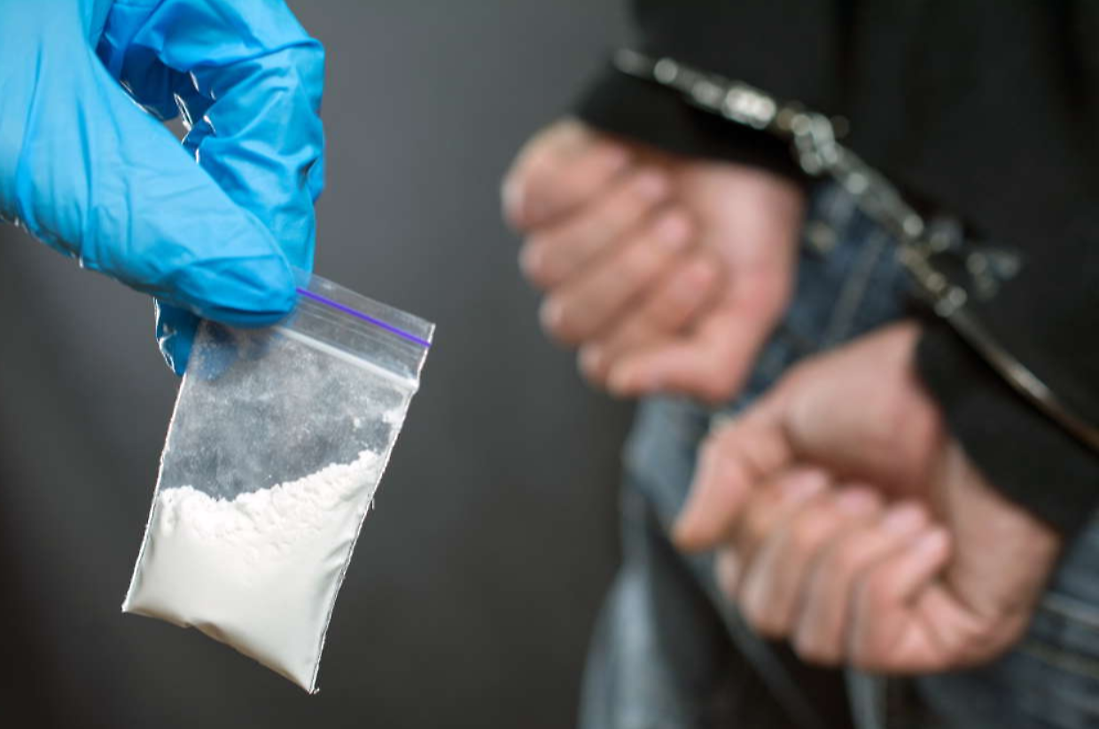 Biella, segnalazione porta all&rsquo;arresto di un 45enne: droga, pistola e conti dello spaccio