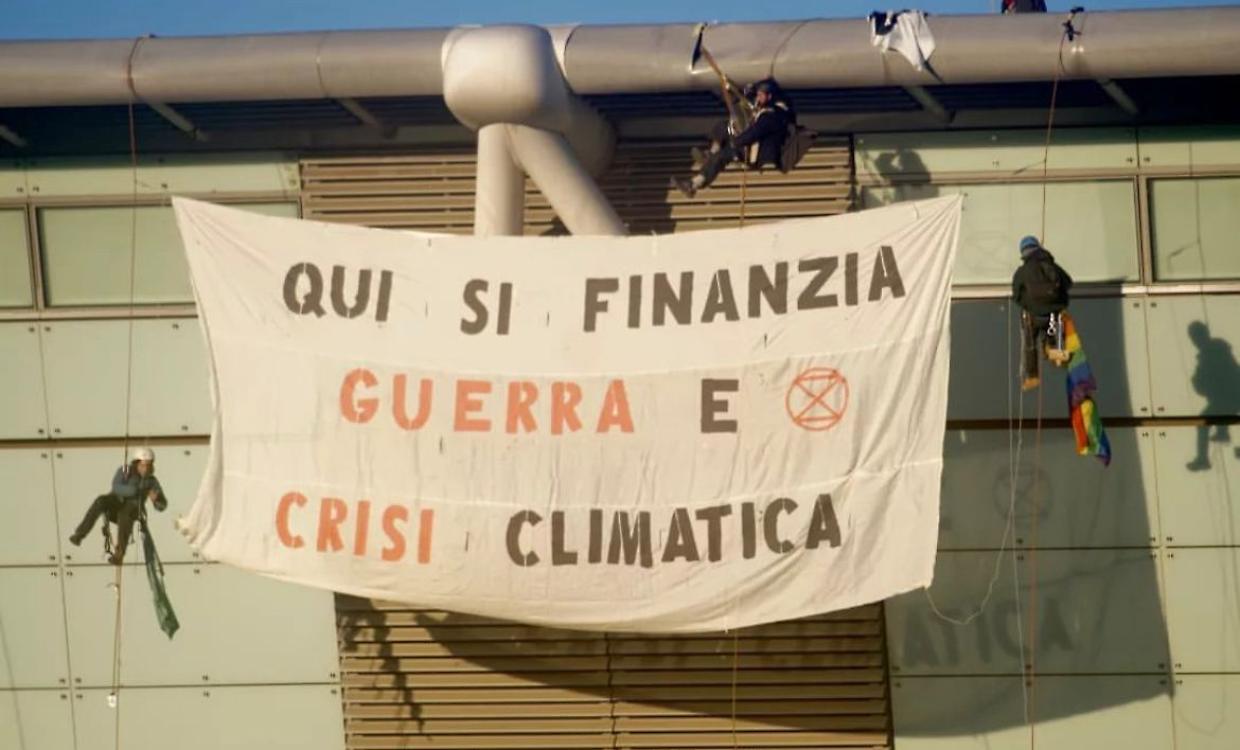 Arrampicati sul tetto, Extinction Rebellion e Fridays For Future contestano il meeting dell'aerospazio 