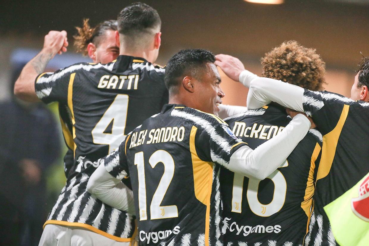 L'esultanza della Juve dopo il successo di Monza
