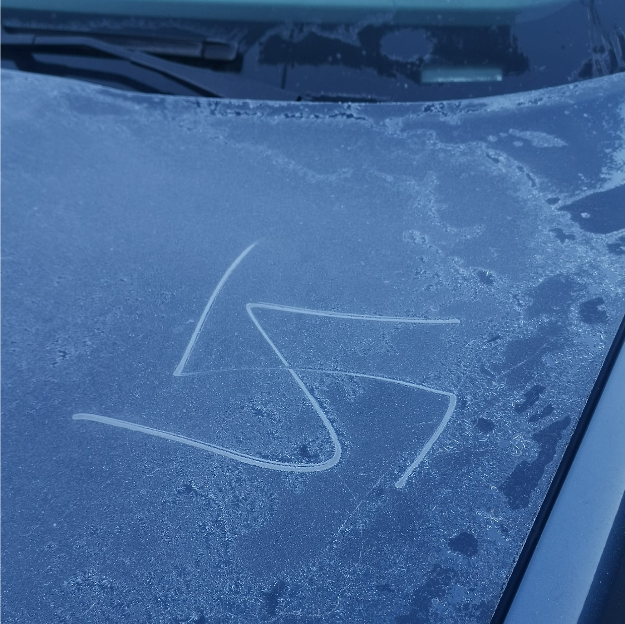 Svastiche sui cofani, caccia al vandalo
