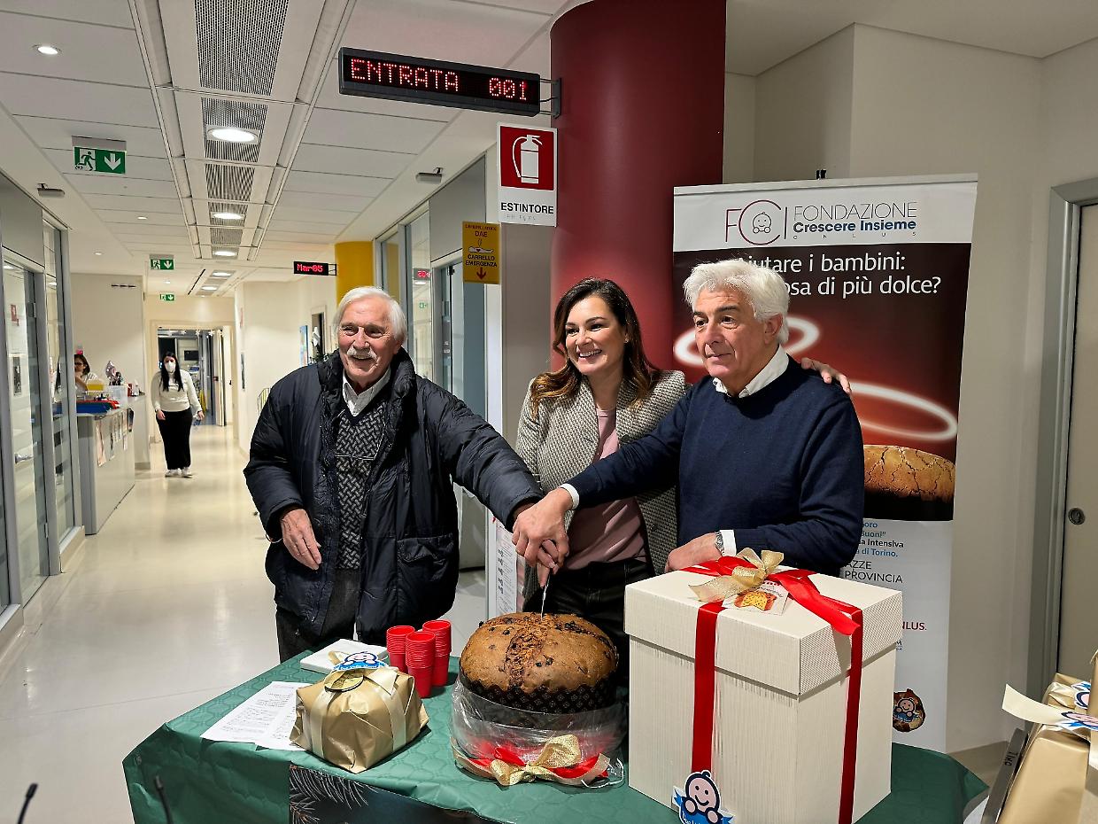 La Seredova taglia il "panettone solidale" per i bimbi nati prematuri al Sant'Anna (LE FOTO)