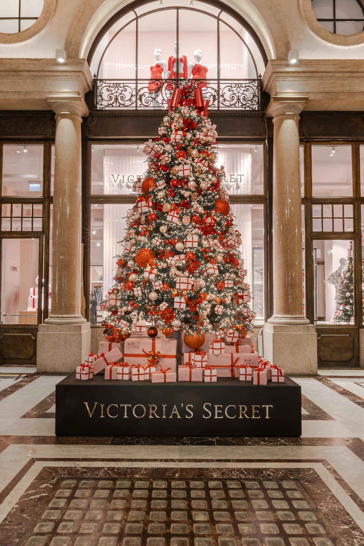 Ecco l'albero di Natale di Victoria's Secret in Galleria San Federico