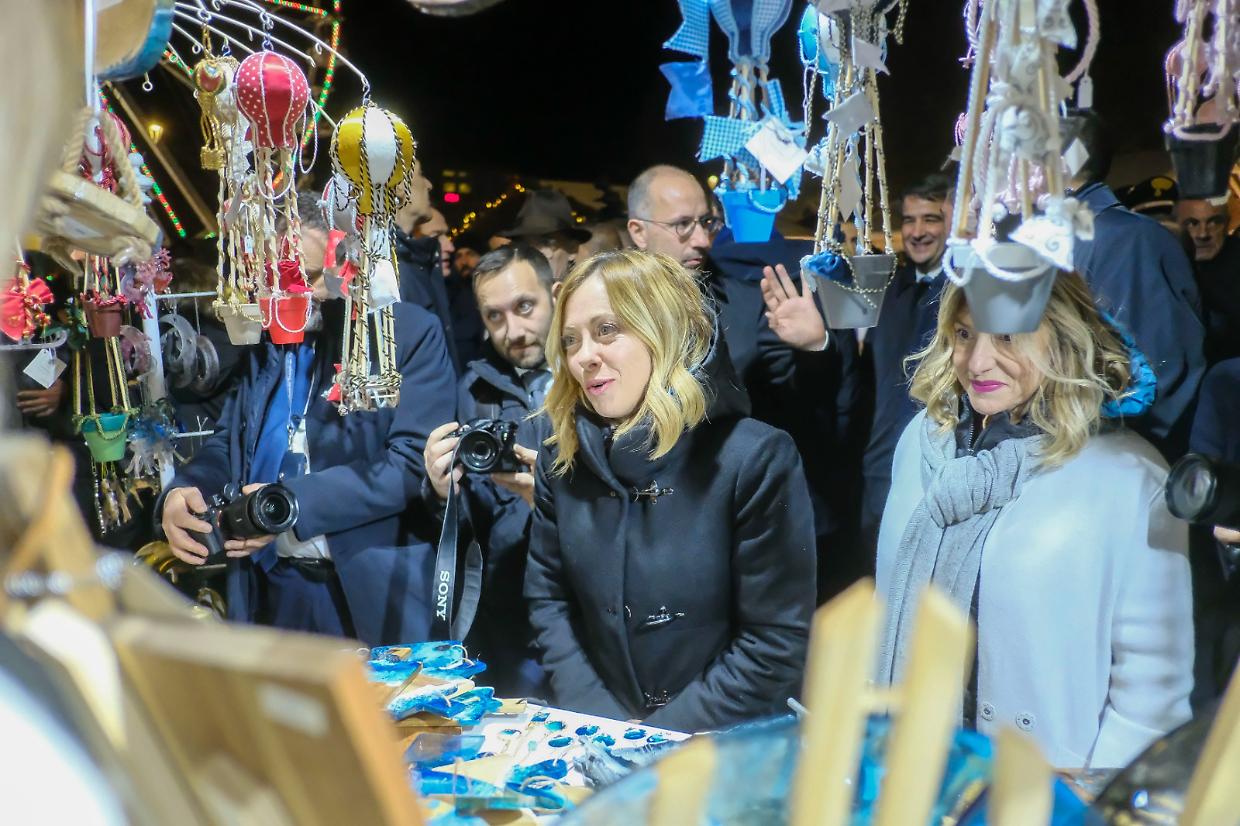 Cirio e Giorgia se ne vanno al mercatinoMentre il centrodestra pregusta il bis