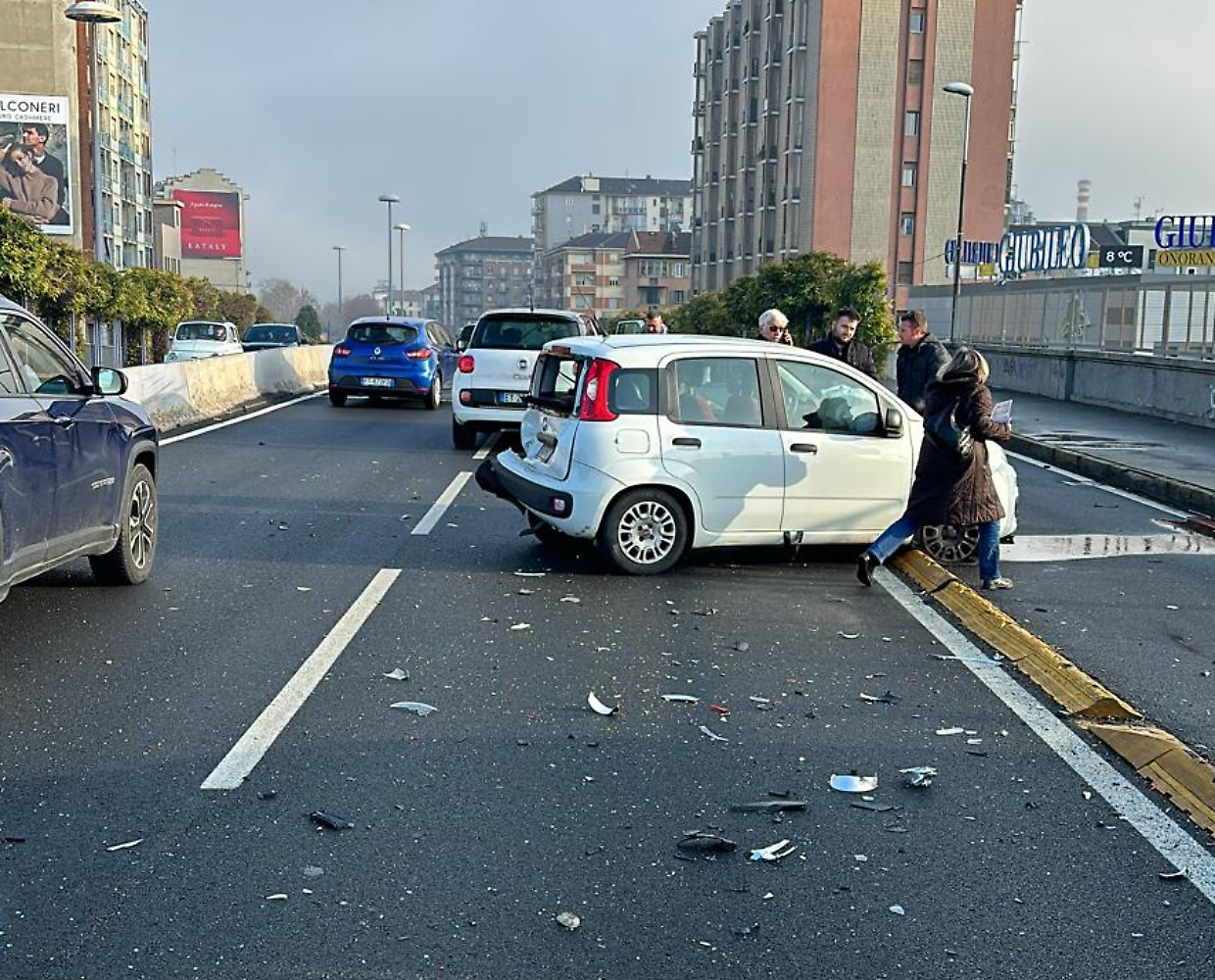 Incidente e traffico in tilt sul ponte di corso Bramante