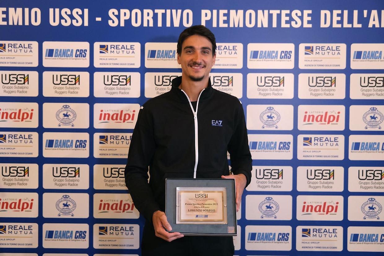 Il tennista torinese Lorenzo Sonego, premiato dall'Ussi