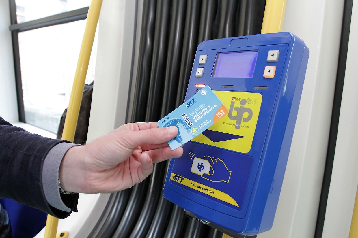 Torino, da oggi l’abbonamento mensile GTT si compra anche su Wetaxi: parte la sperimentazione digitale