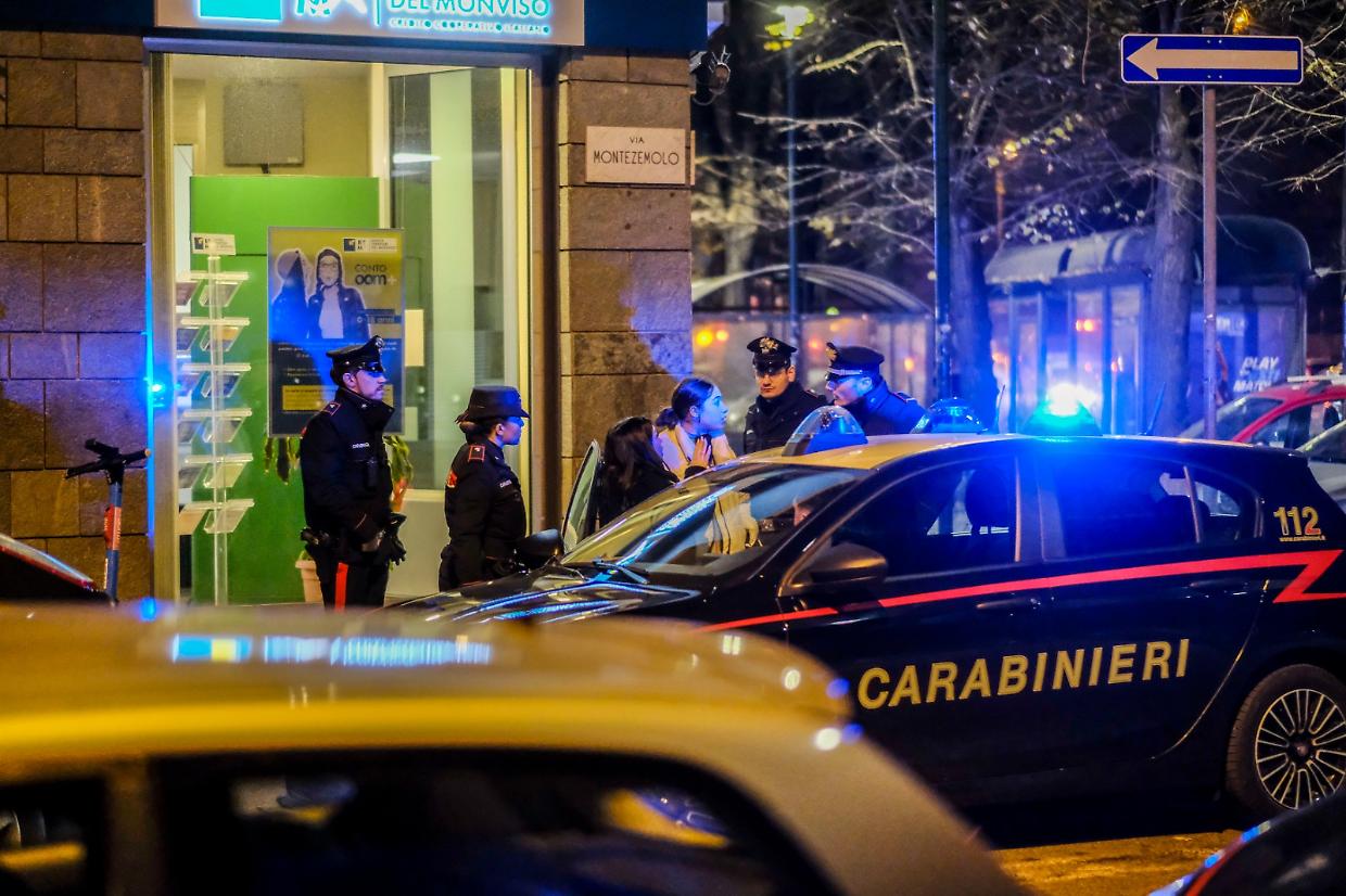 I carabinieri sulla scena del tentato omicidio in corso Orbassano