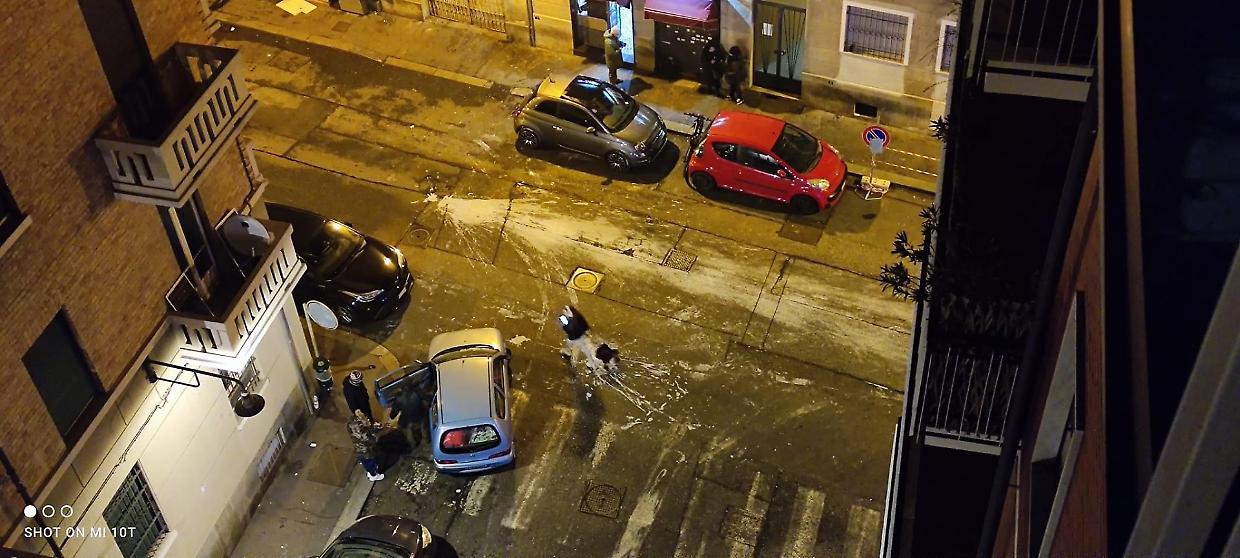 Strada imbrattata di vernice <<Non bastavano i pusher>>
