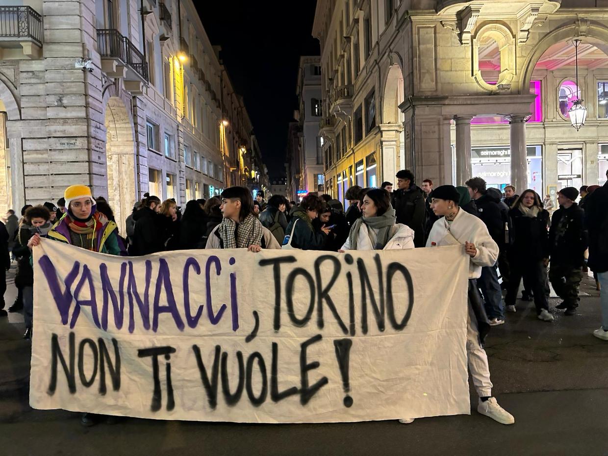 Centri sociali contro Vannacci. Fumogeni in via Roma