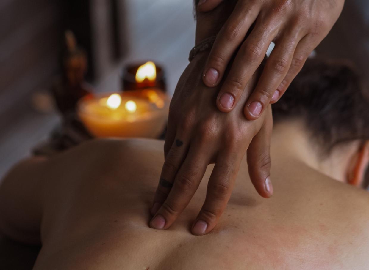 Massaggi hard con minorenni: «Non potevano saperlo, erano ragazzi robusti»