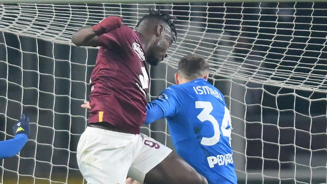 Lo stacco di Duvan Zapata per il gol partita