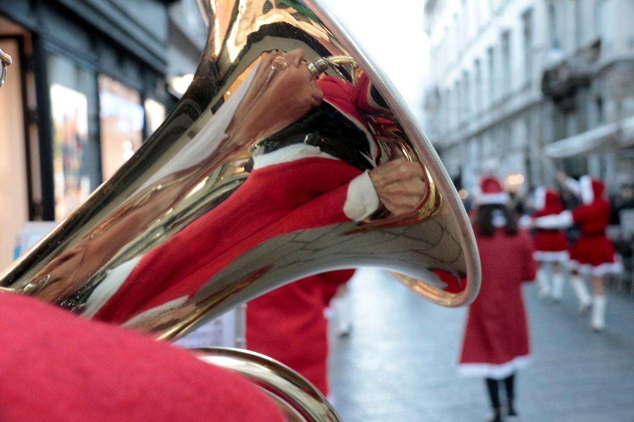 Torino si illumina: la Christmas Street Parade porta l'allegria natalizia nelle vie della città per il 36° anno consecutivo!