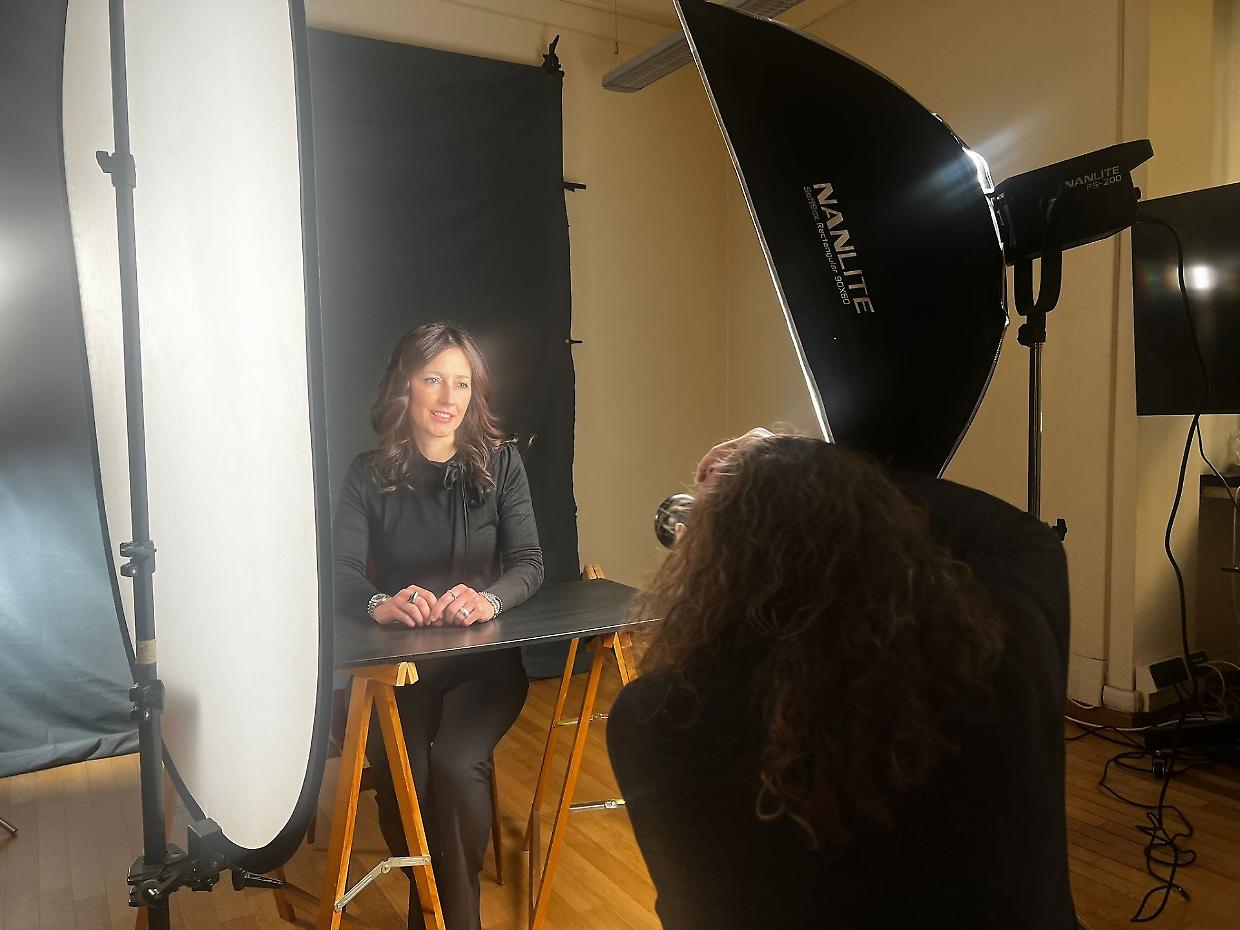 Un ritratto fotografico in rosa contro la violenza di genere