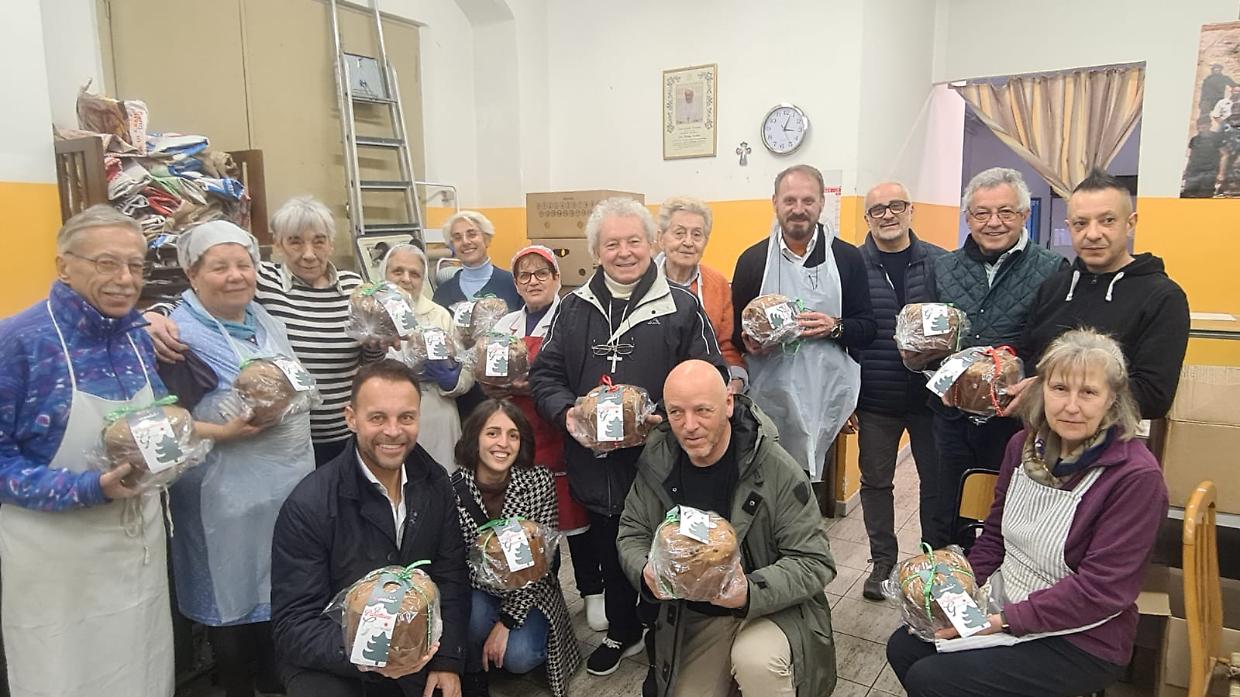 Centocinquanta panettoni donati alla "Mensa dei Poveri" di San Salvario dall'azienda uBroker 