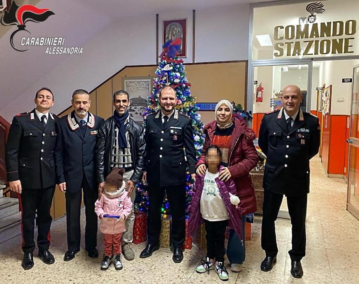 La bimba è malata, i carabinieri la scortano in ospedale per le cure