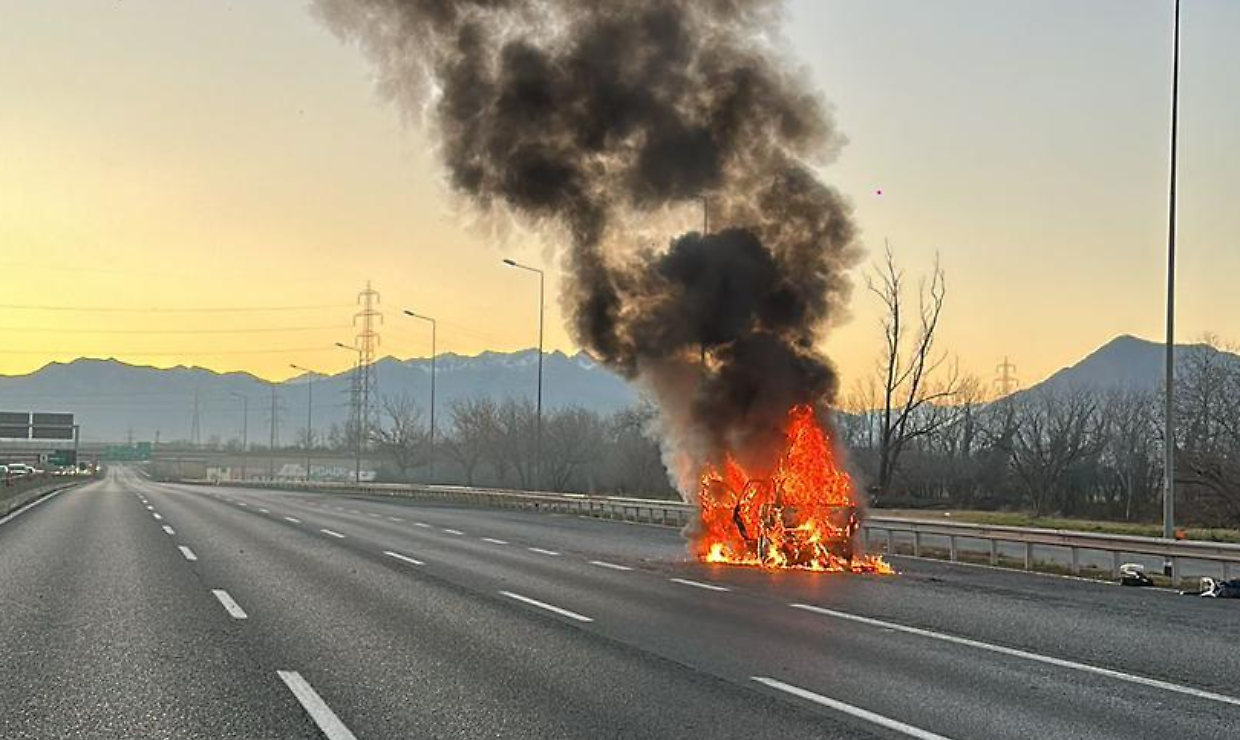 L'auto a fuoco in tangenziale