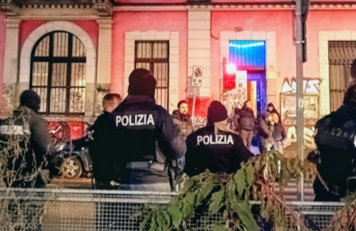 La polizia davanti al centro sociale Askatasuna