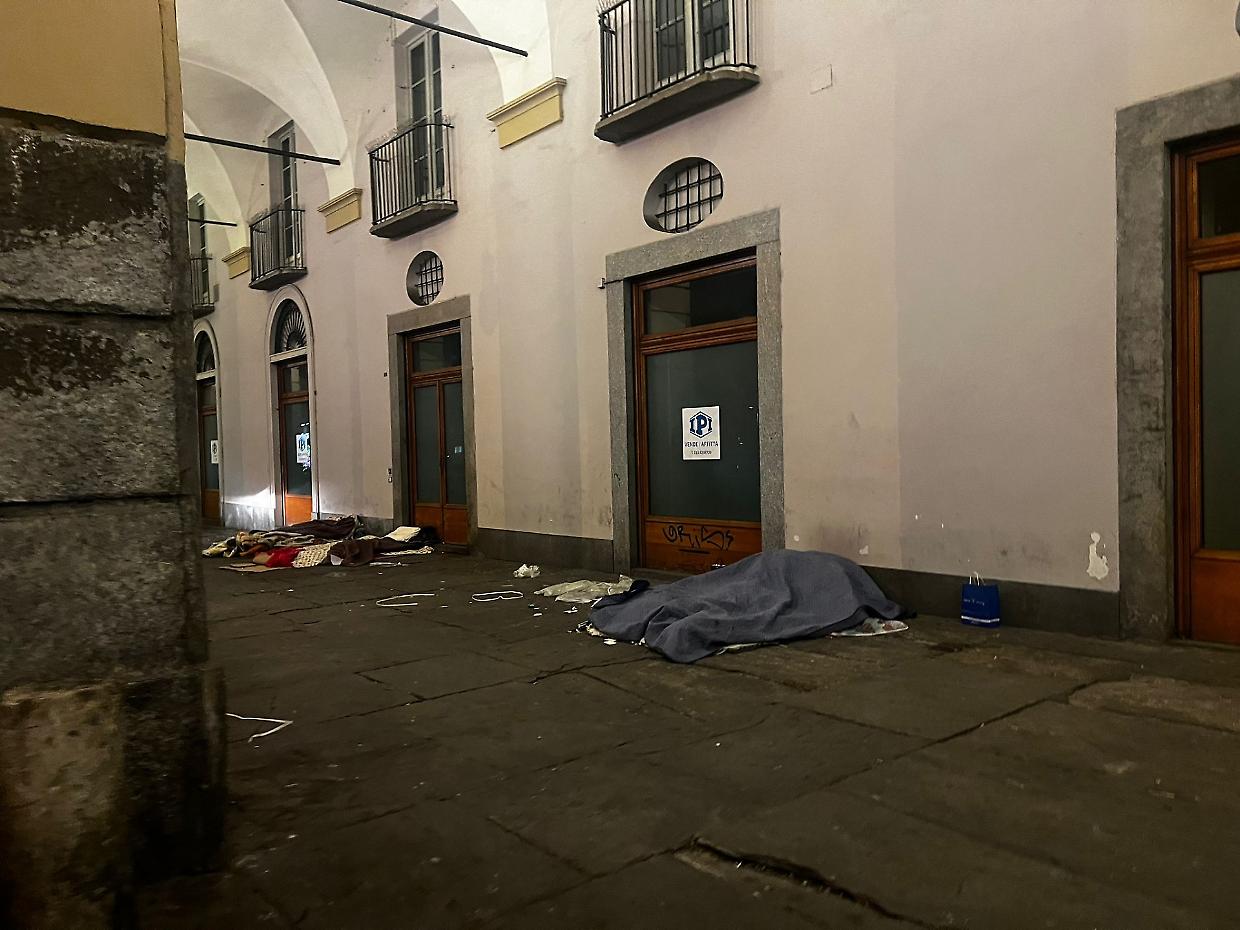 Invisibili nella città che brilla per Natale