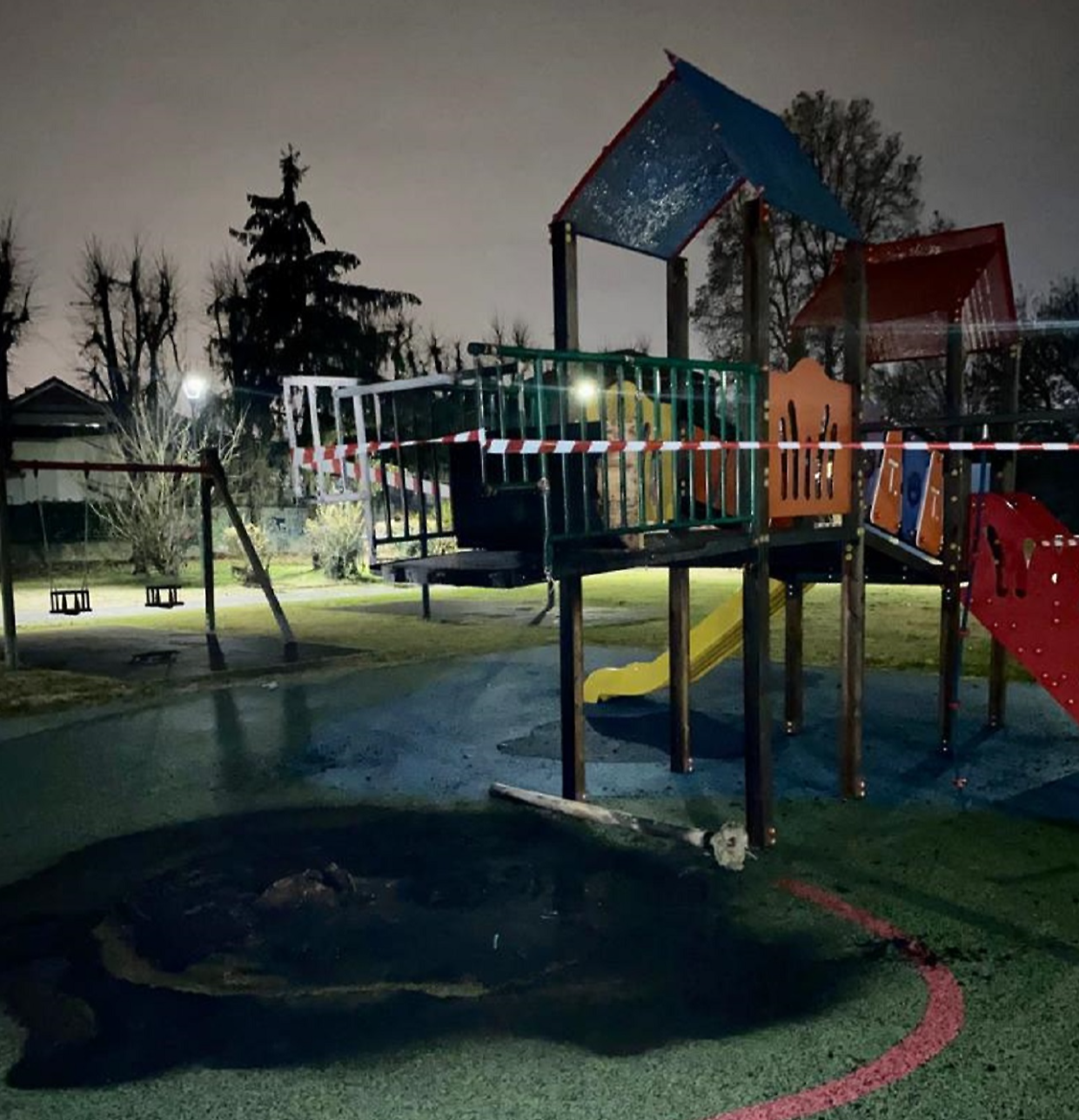 I vandali bruciano uno scivolo. La sindaca: «Fatevi avanti e ripagate i danni»