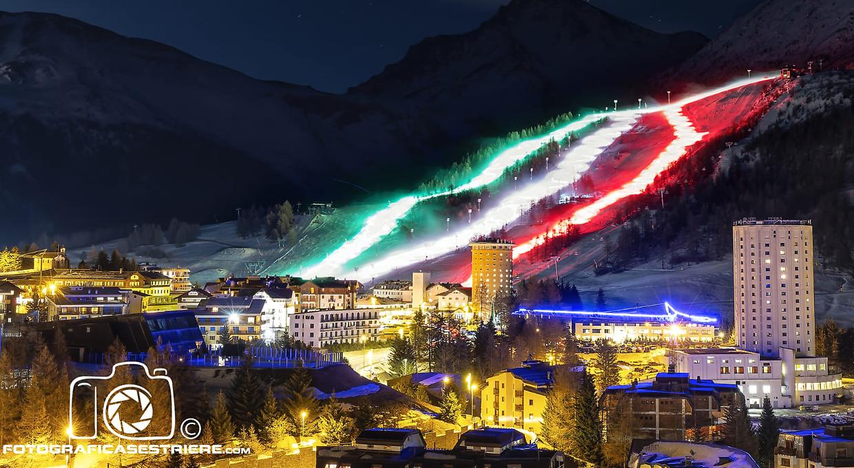 I maestri di sci illuminano Sestriere: FOTO E VIDEO della fiaccolata più grande d'Italia