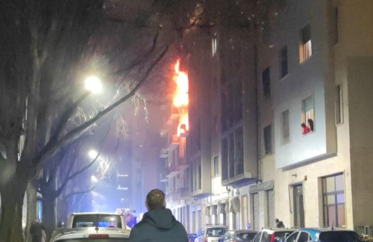 Capodanno di fuoco, un palazzo devastato da un incendio e 4 feriti: ecco cosa sappiamo
