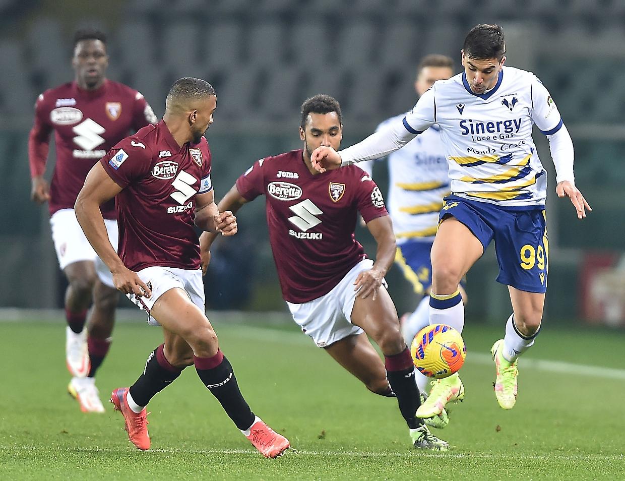 Giovanni Simeone in azione contro il Torino ai tempi del Verona