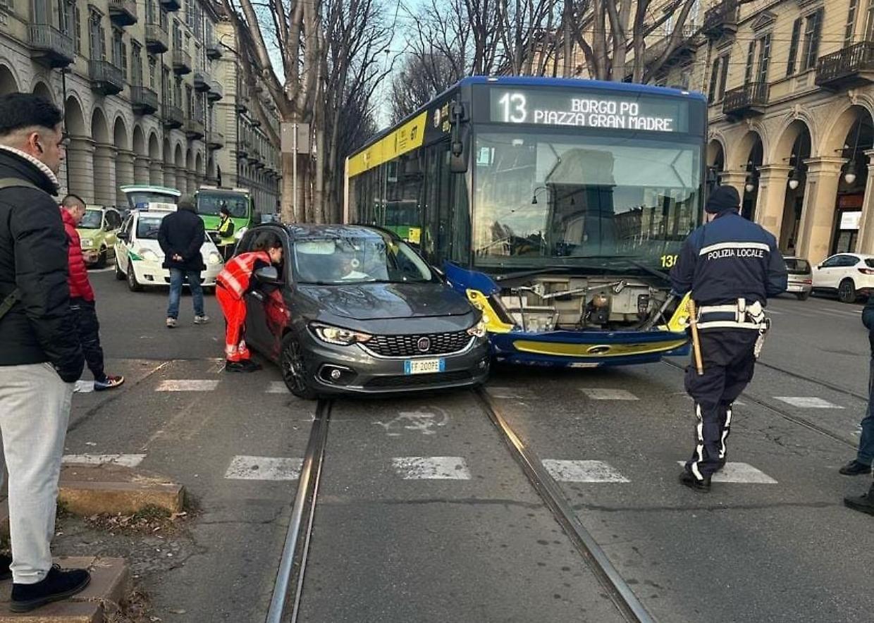Una Fiat Tipo si schianta contro un autobus: tre feriti