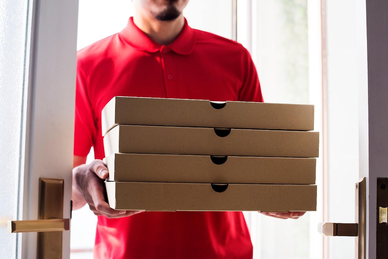 «Le abbiamo portato le pizze»: così i rapinatori hanno portato via soldi e gioielli a un anziano