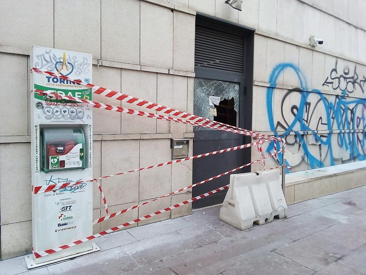 Un recente raid vandalico in piazzale Valdo Fusi