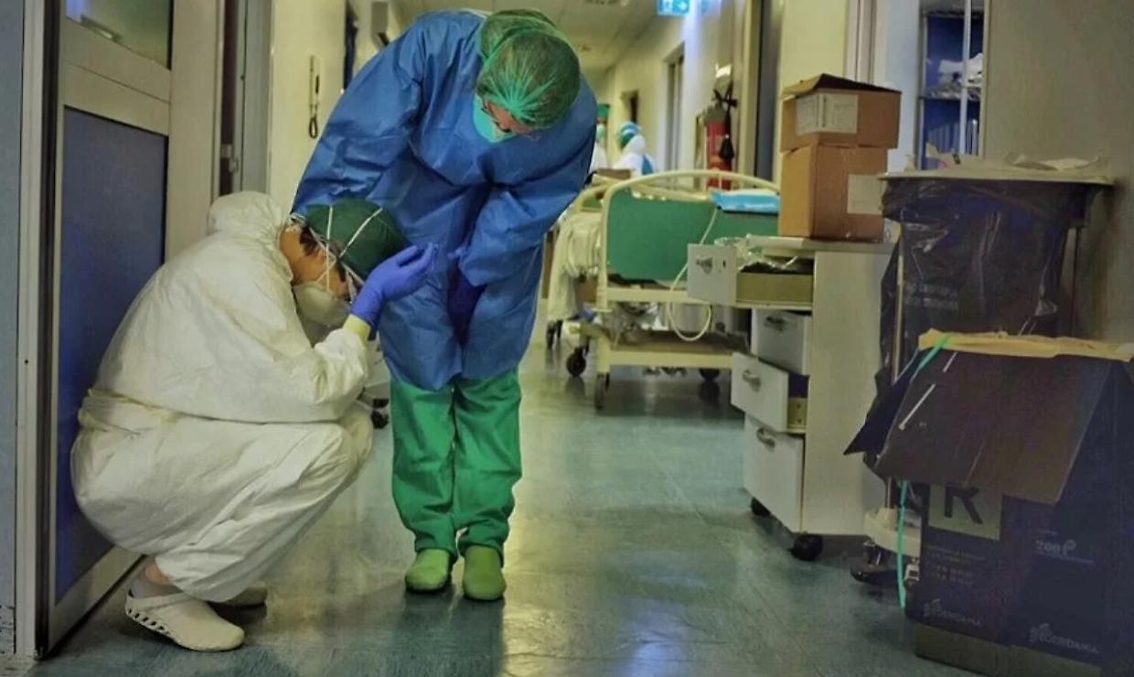 Infermieri allo stremo: «Non ci fermiamo neppure per far pipì»
