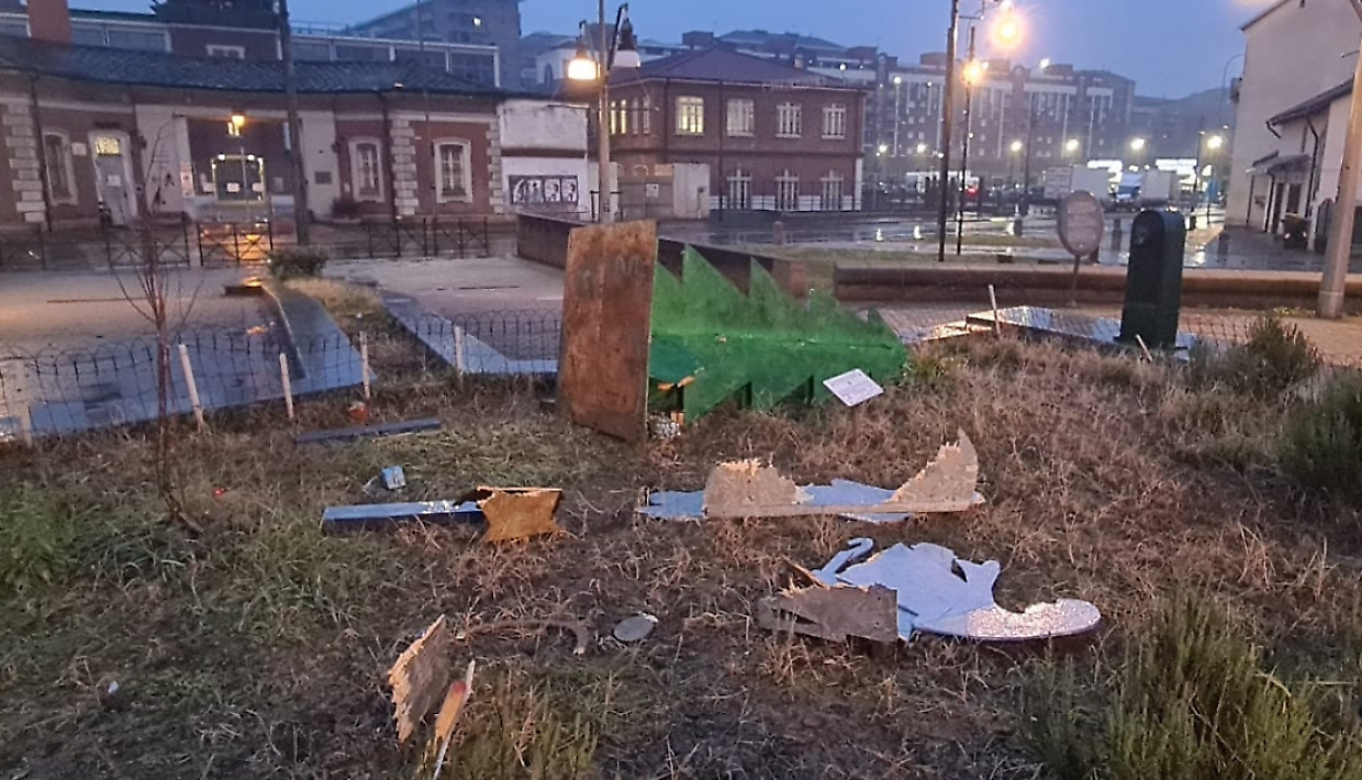 Il presepe vandalizzato sulla Spina Reale
