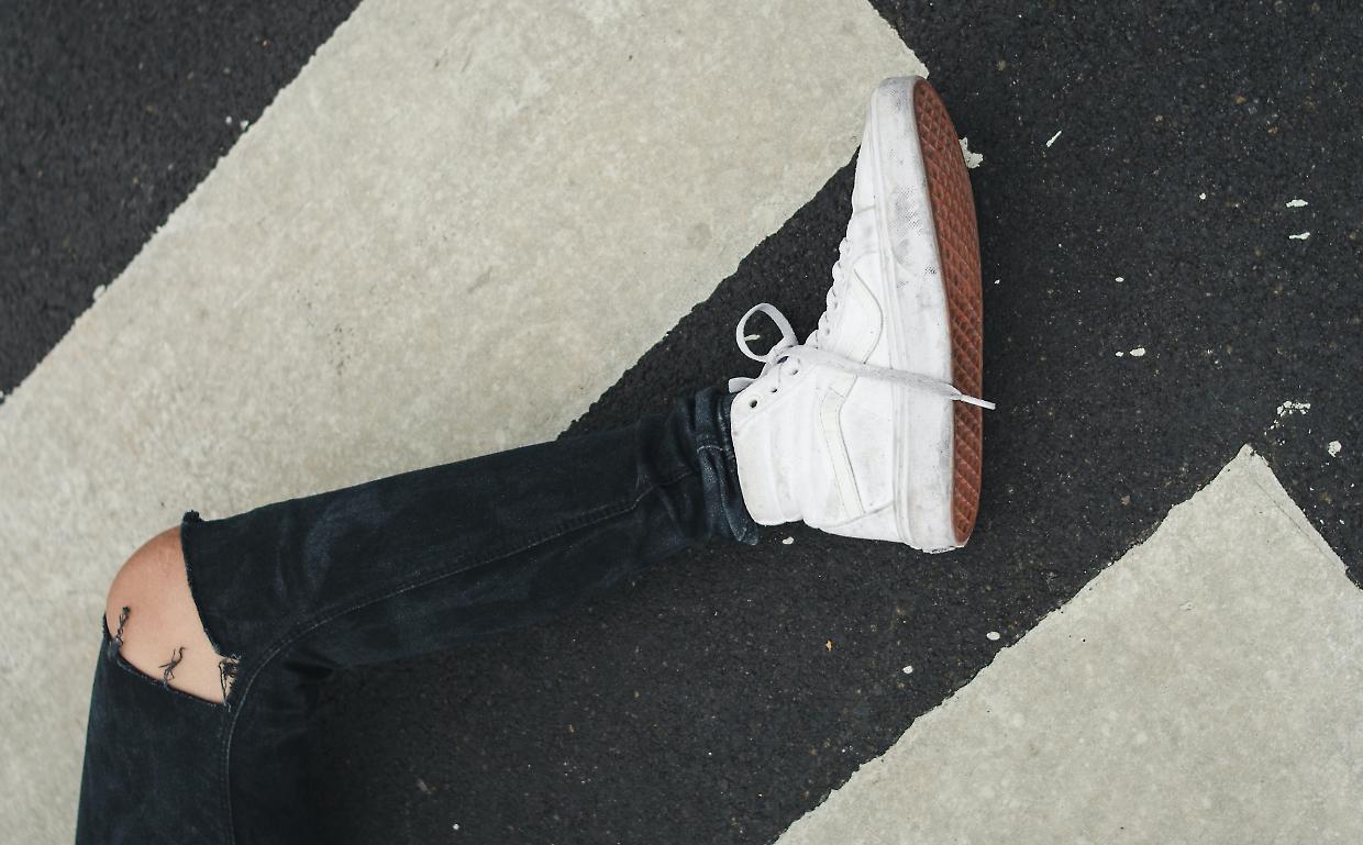 Pantaloni strappati e sangue finto: ecco come funziona la truffa del pedone investito