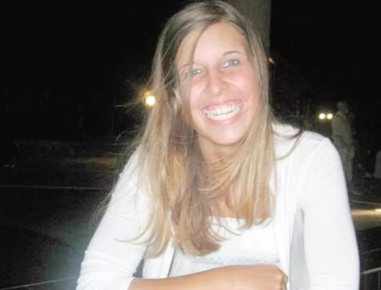 Uccisa con 57 coltellate, "il suo assassino passeggia in centro"
