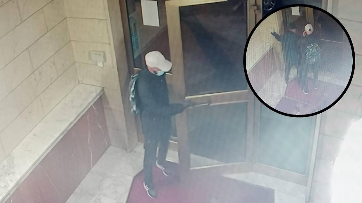 I due rapinatori ripresi dalle telecamere di videosorveglianza del palazzo di via Cercenasco