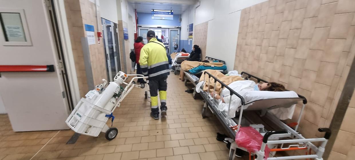 Nei pronto soccorso 500 malati in barella: «Così  è un collasso»