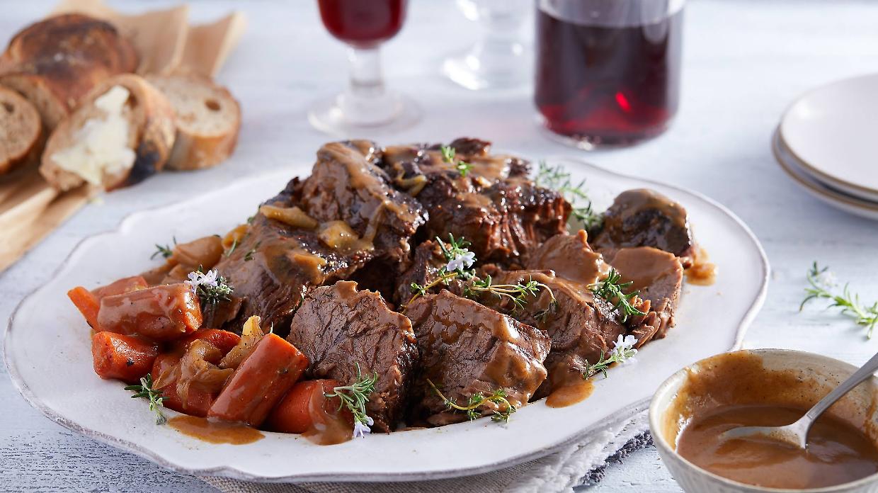 Sua maestà, il brasato al BaroloUna sinfonia di sapori nostrani