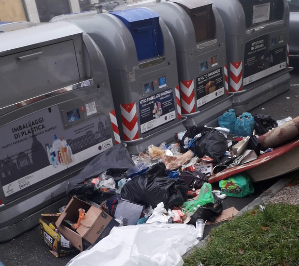 Rifiuti abbandonati in via Sospello