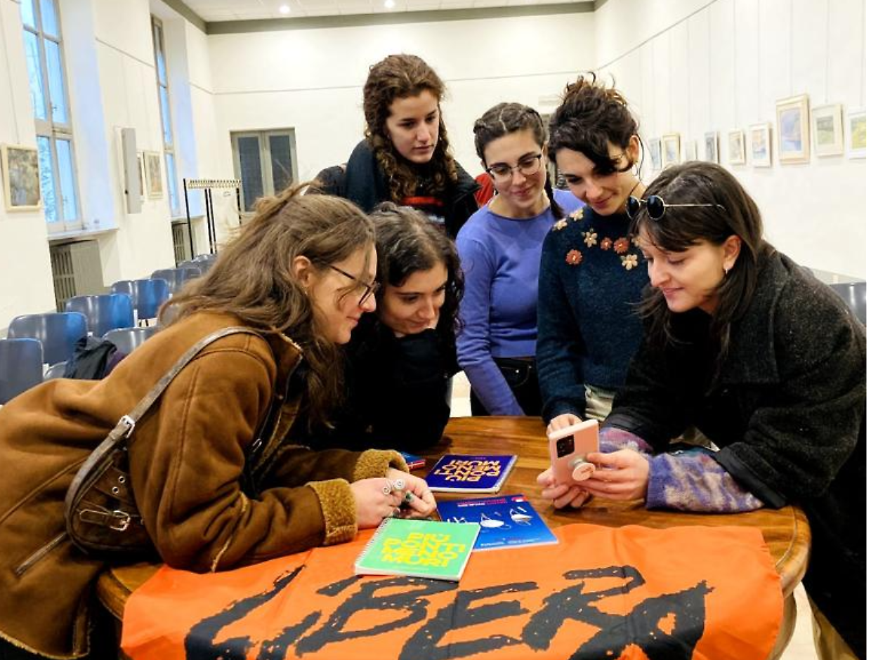 Studenti a scuola di educazione civica