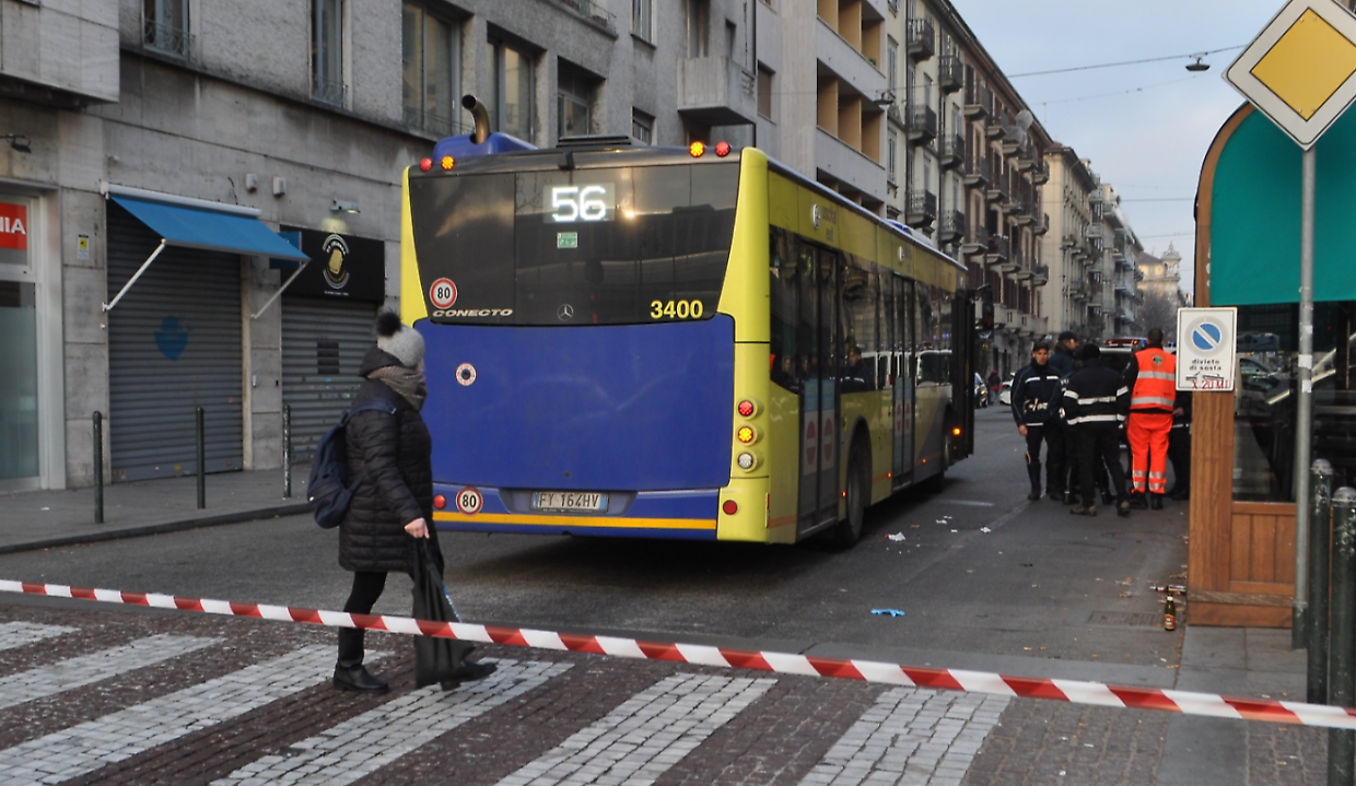 I vigili sul posto dopo l'incidente con la donna investita dal bus 56