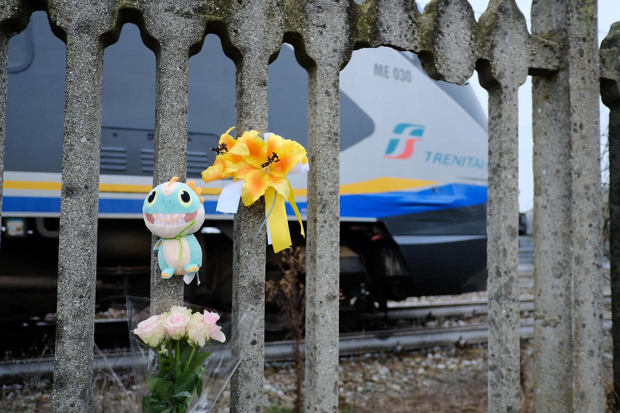 Fiori, lacrime e un pupazzo per salutare Andrei, il bimbo investito da un treno