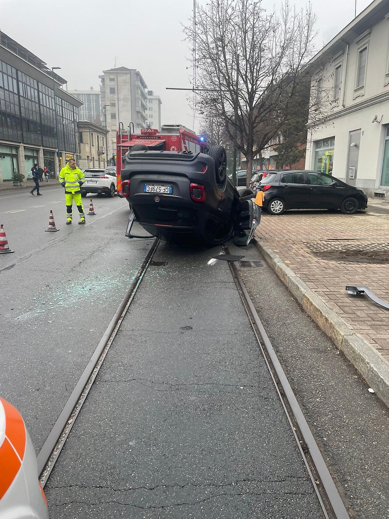 L'auto ribaltata in via Bologna