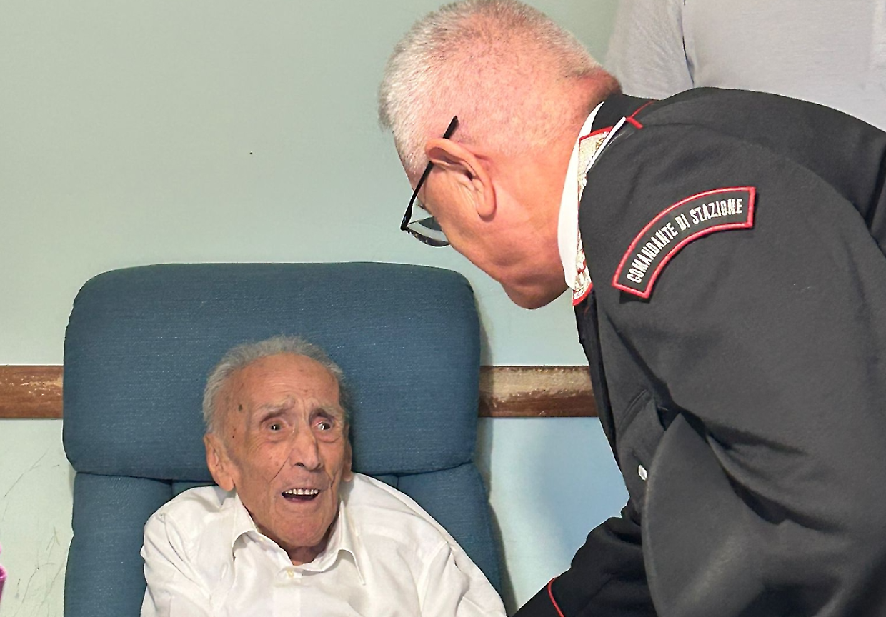 Renato bello ricevuto dai carabinieri il giorno del suo centesimo compleanno